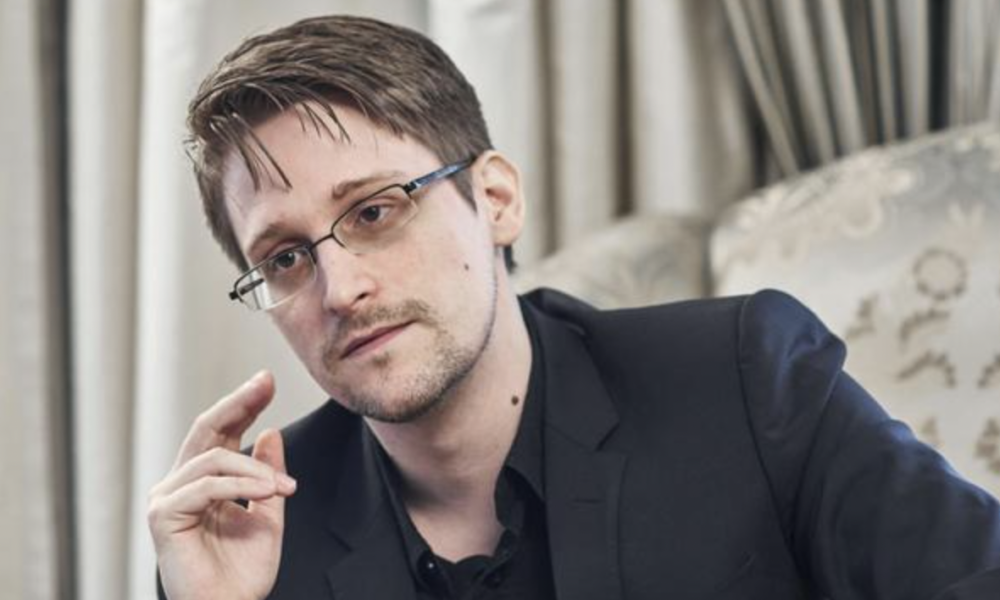 Snowden Receives Russian Passport After Taking Citizenship Pledge￼